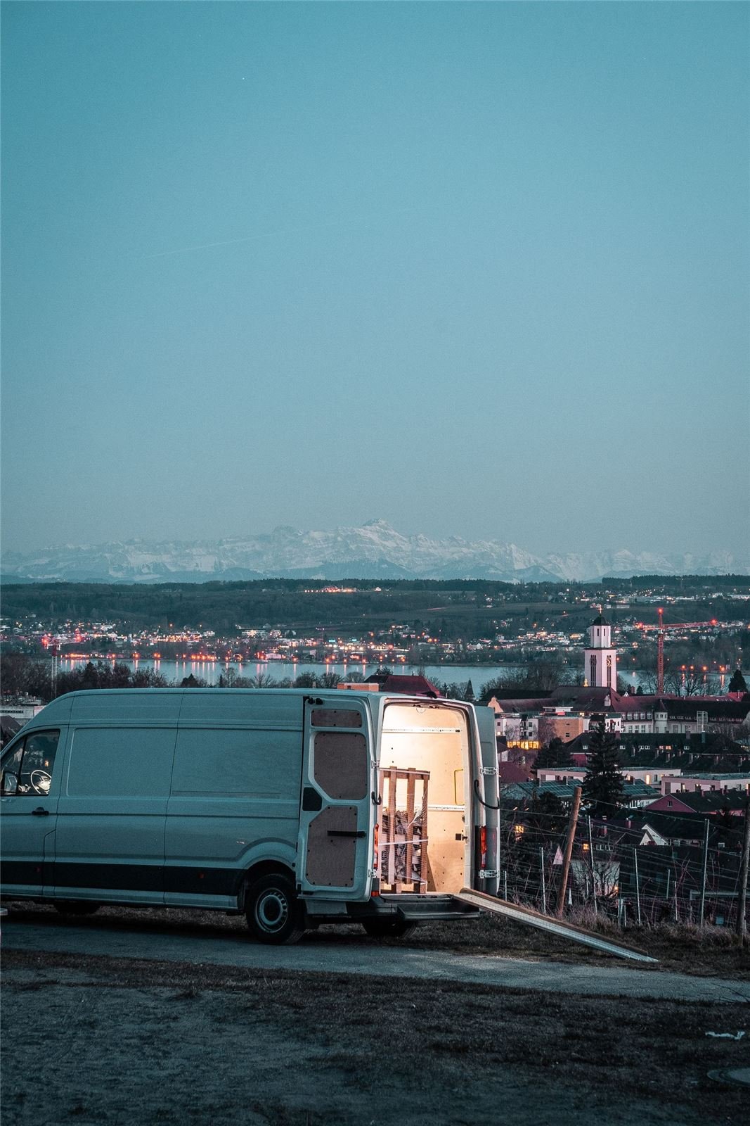 Wywóz awaryjny 24/7 Opole – bus transportowy gotowy do wyjazdu o zmierzchu – CASZAP